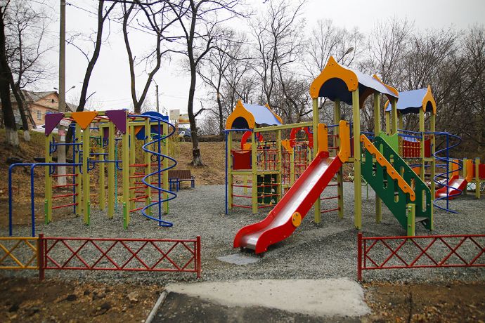 Игровые комплексы и спортивные тренажёры: дворы Находки оборудуют по вкусу горожан