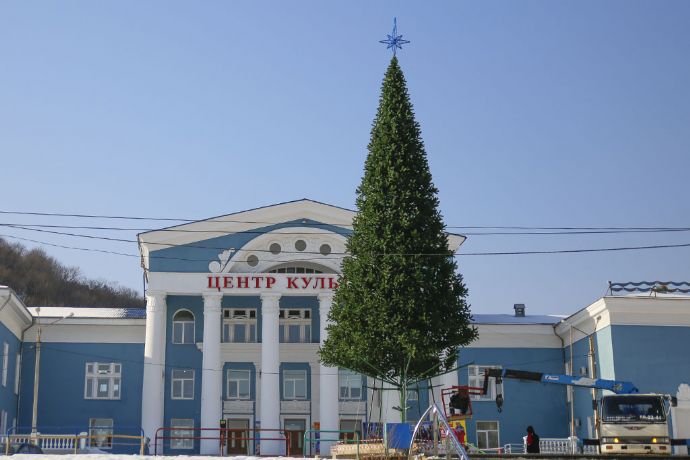 Главную елку Находки монтируют на площади Муниципального центра культуры