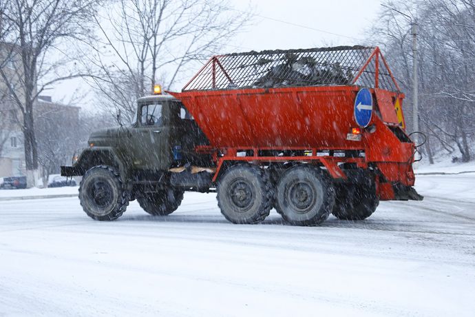 Службы Находки очищают дороги и тротуары от снега