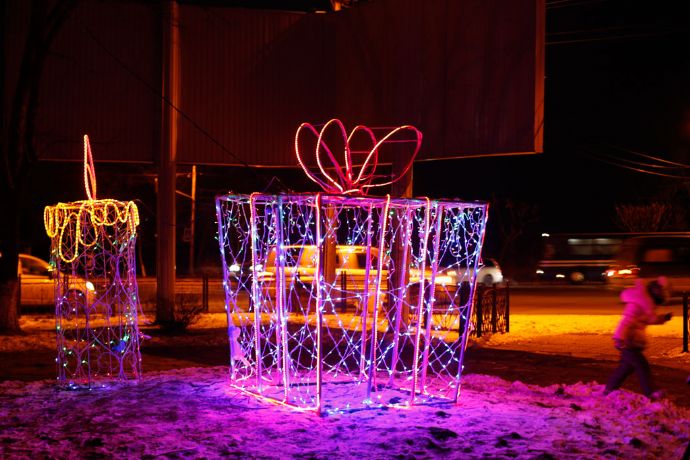 Находка новогодняя: на улицах города становится больше праздничной иллюминации