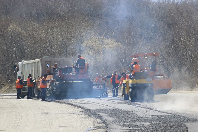 Новый асфальт укладывают в Находке на объездной магистрали