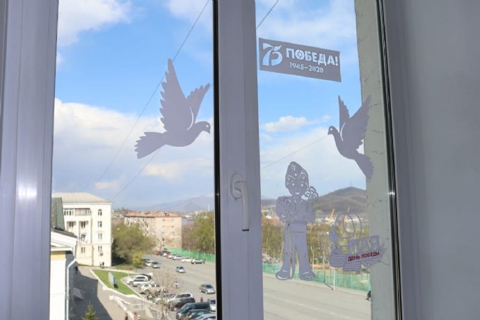 В детских садах дети украсили рисунками окна ко Дню Победы