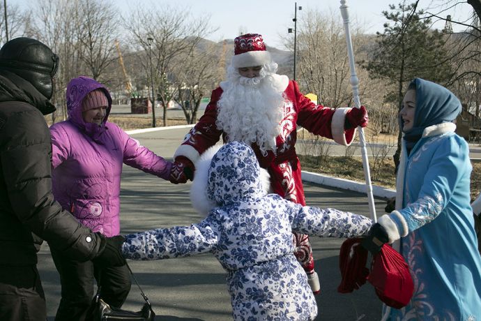 1 января Дед Мороз и Снегурочка поздравили жителей Находки в Городском парке