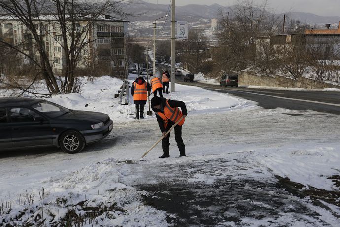 Уборка снега в микрорайонах Находки продолжается в рабочем режиме