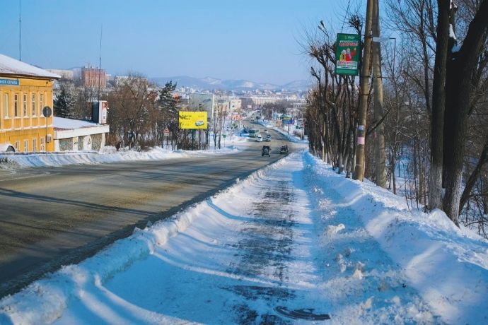 Дорожные службы Находки работают на очистке дорог от снега в круглосуточном режиме