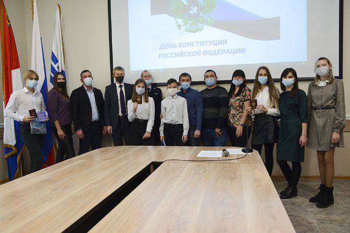 Школьникам  Находки вручили паспорта накануне Дня Конституции