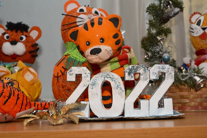 Символ года своими руками: школьники смастерили праздничные сувениры