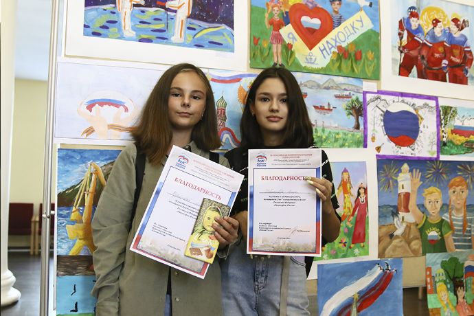 Выставка детских рисунков украсила фойе муниципального Центра культуры