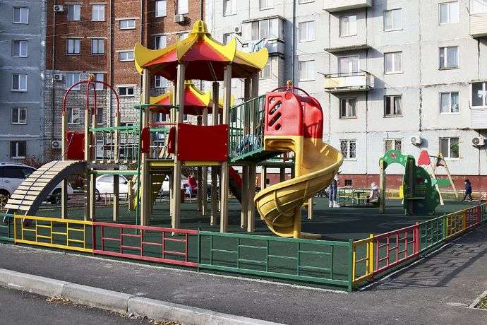 Детские площадки и новые парковки: дворы Находки стали заметно комфортнее