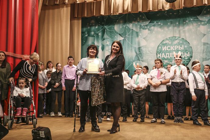 На сцене ДК им. Юрия Гагарина снова зажглись «Искры надежды»