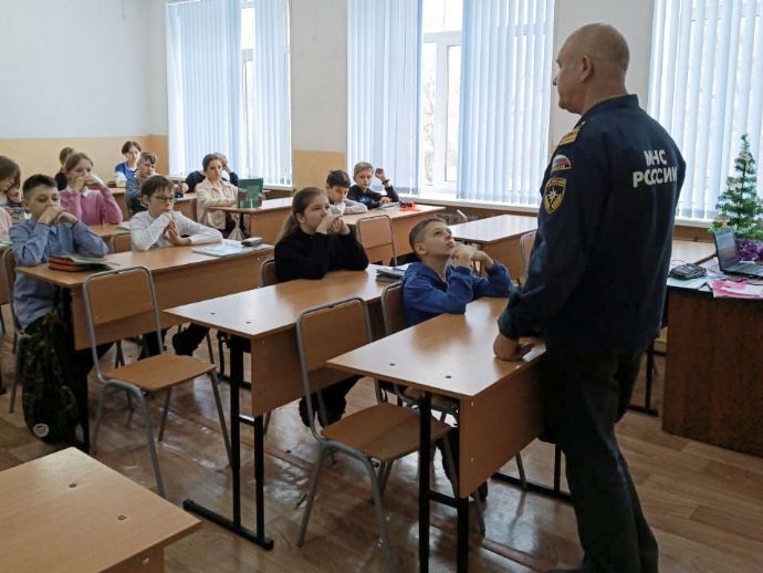 Инспекторы ГИМС рассказали школьникам, как уберечь себя от беды на водных объектах в зимний период