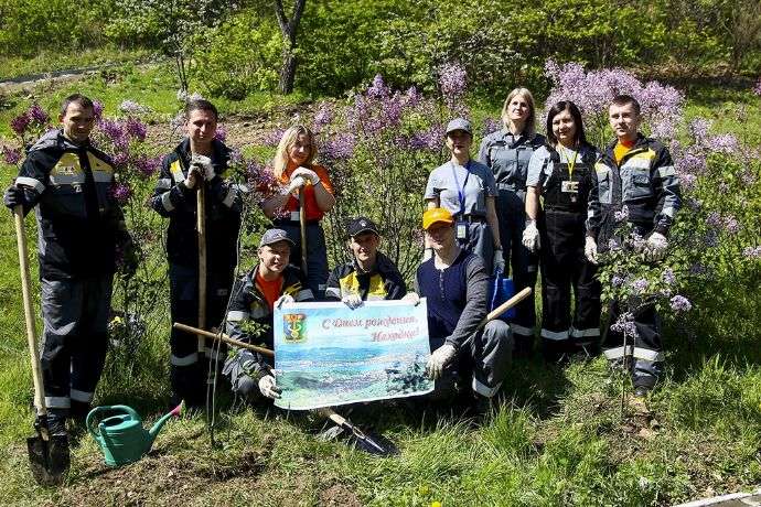 Сквер Городского парка пополнился яркими кустами сирени