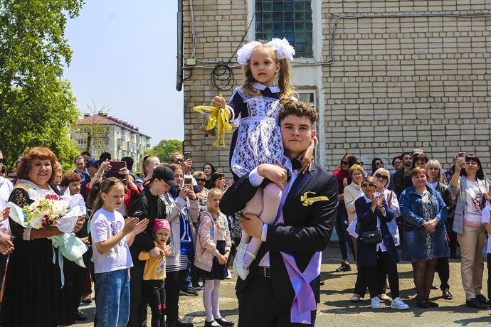 Современный вальс, слезы родителей, напутственные слова педагогов: в школах Находки прозвенел последний звонок.