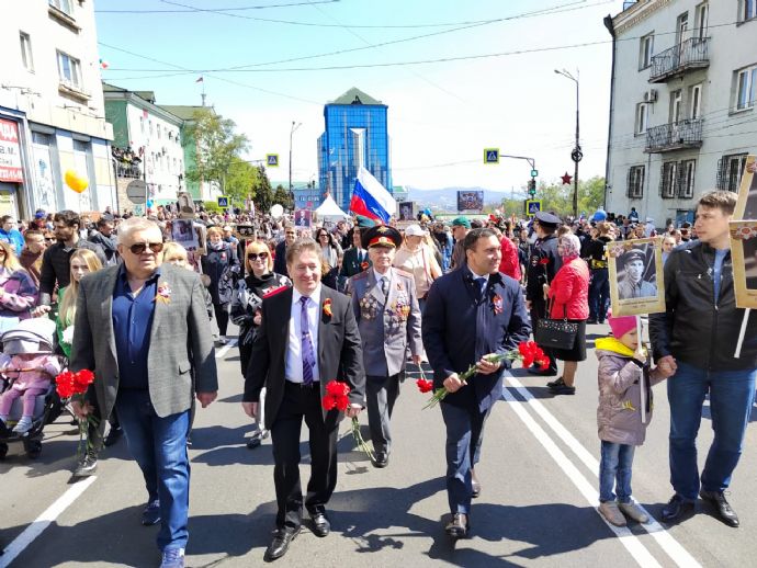Находкинцы возложили цветы к Вечному огню