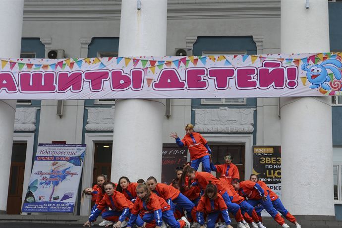 Первый день летних каникул на свежем воздухе: бесплатное мороженое, спортивный азарт, творческий подход