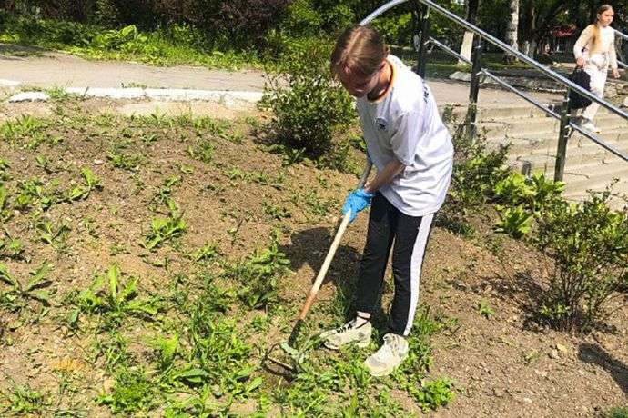 Подростки Находки трудятся во время летних каникул