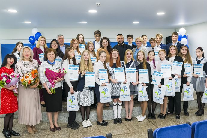 Фонд «Восточный Порт» вручил лучшим ученикам Врангеля стипендию имени В.А. Васяновича