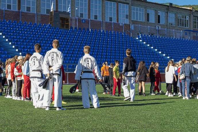 Именитые тренеры Находки провели День здоровья для школьников