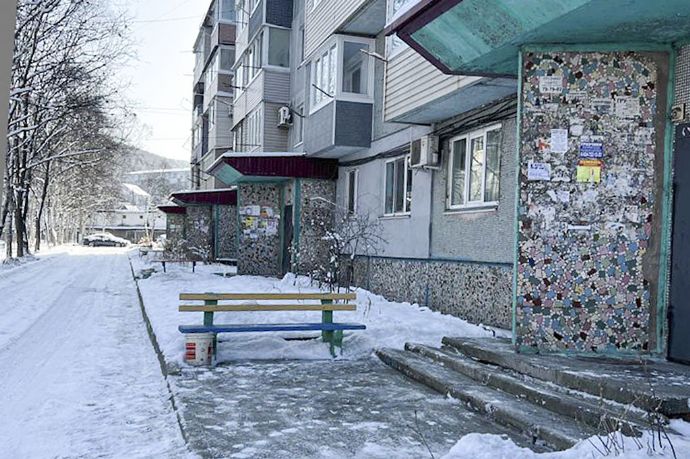 Во дворах Находки убирают снег