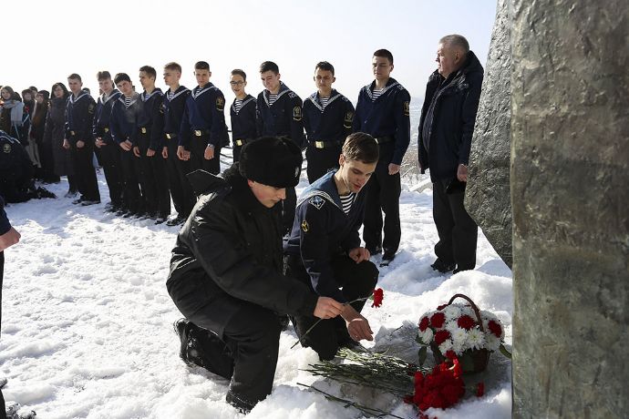 Возложением цветов и минутой молчания почтили память погибших рыбаков и моряков в  Находке