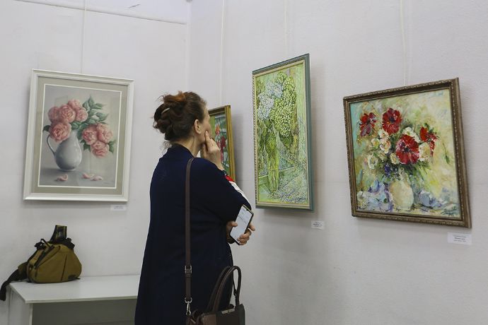 «Цветочная фантазия» и станковая графика ждут посетителей в картинной галерее «Вернисаж»