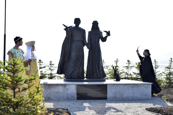 В Находке появилась скульптура Святым благоверным князю Петру и княгине Февронии Муромским