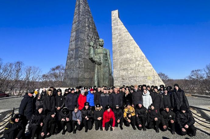 В Находке возложили цветы к мемориалу «Бокситогорск» в память обо всех погибших рыбаках и моряках
