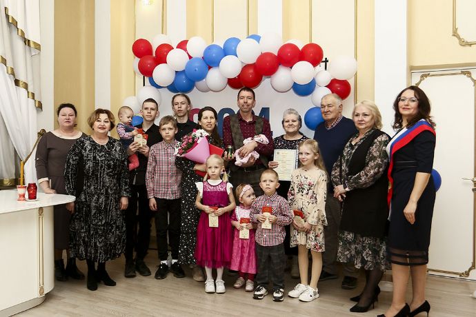 Многодетную семью в Находке поздравили с рождением десятого ребенка