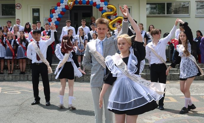 В школах Находки прозвенел «последний звонок»