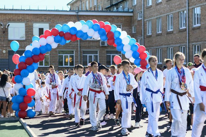 В Находке торжественно открыли школьный стадион