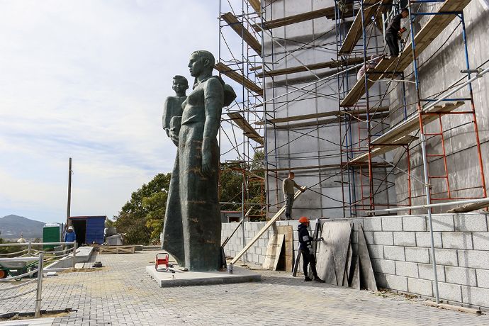 Общественные наблюдатели проверили ход ремонта памятников и строительства сквера в Находке