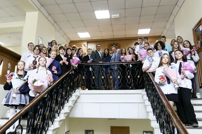 Торжественный шаг во взрослую жизнь: юные находкинцы получили свой главный документ