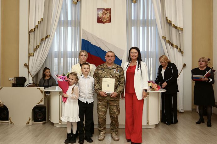 «Папа – опора семьи»: в находкинском управлении ЗАГС чествовали отцов