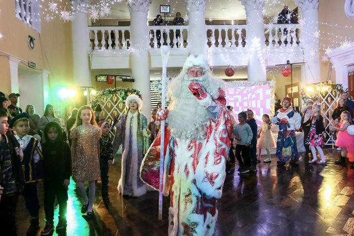 Волшебные часы спешат навстречу: в Находке подарили Новый год детям героев