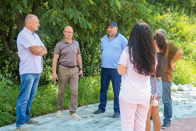 Общественные наблюдатели Находки высоко оценили темп благоустройства сквера около МЦК