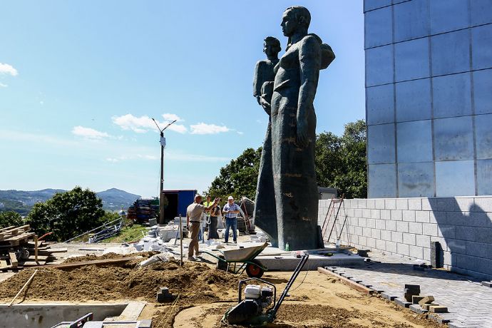 В Находке продолжается ремонт главных памятников города