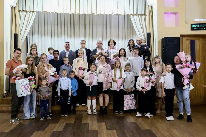 В Находке многодетным родителям вручили удостоверения