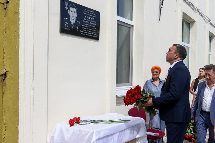 Память на граните: в Находке открыли мемориальную доску герою СВО Александру Киселёву