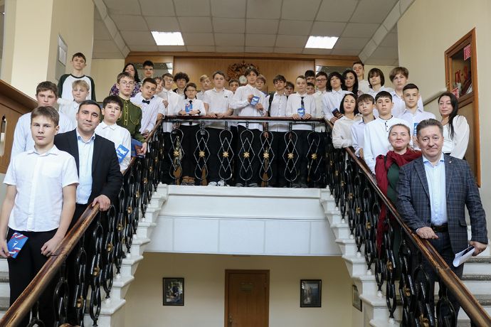 Глава Находки вручил паспорта отличившимся школьникам