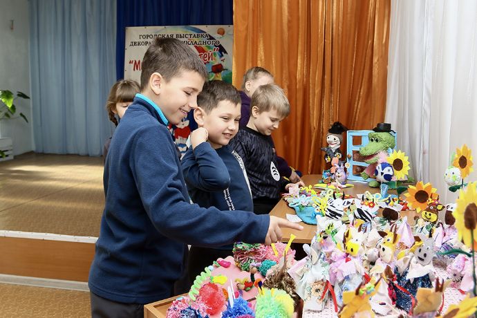 Юные таланты Находки представили свои работы на традиционной выставке «Мир глазами детей»