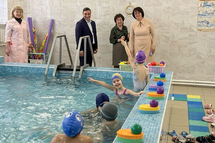 В находкинском детском саду малышей учат плавать с ранних лет