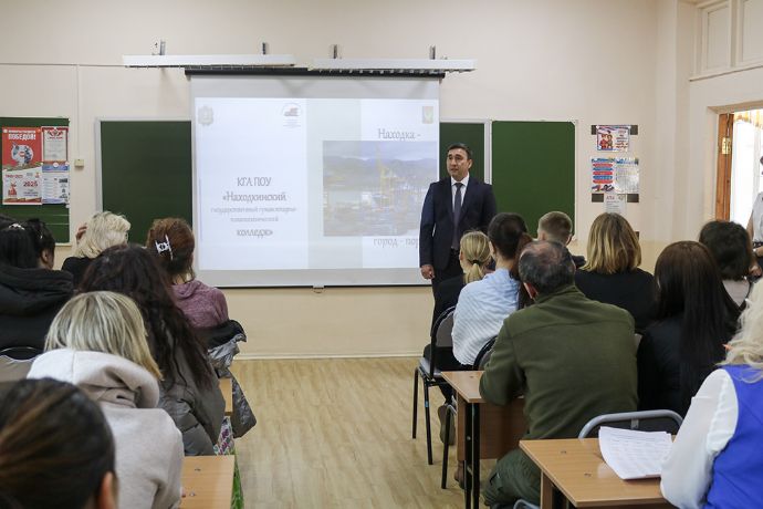 Глава Находки Тимур Магинский встретился со старшеклассниками и родителями школы №8