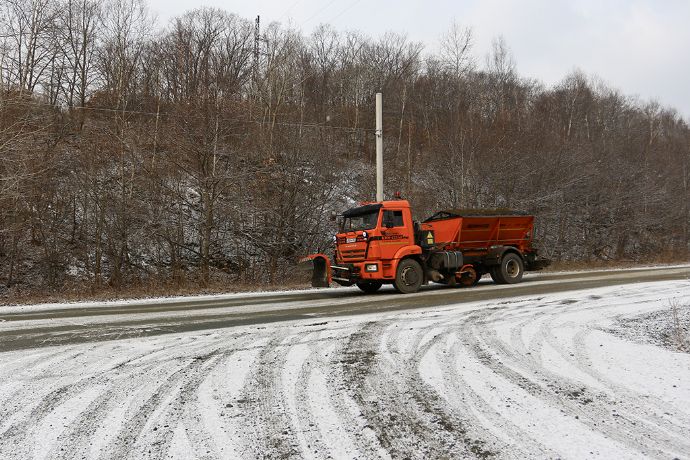 Дороги Находки обрабатывают противогололёдными материалами