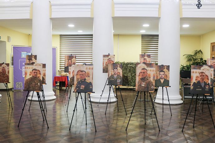 В Находке открылась выставка портретов героев СВО «Свои. Находка»